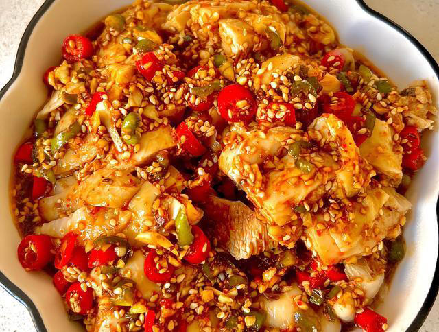 大厨教你凉拌鸡肉的家常做法，麻辣鲜香无腥味，开胃下饭又下酒