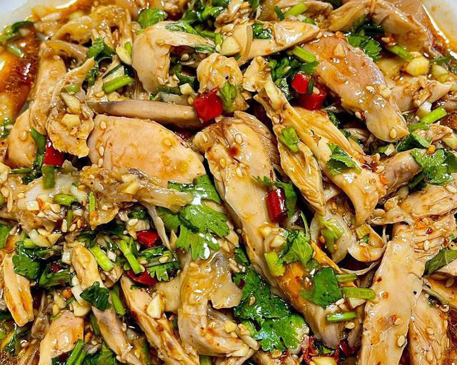 大厨教你凉拌鸡肉的家常做法，麻辣鲜香无腥味，开胃下饭又下酒