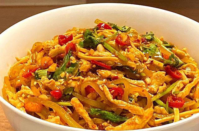 大厨教你凉拌鸡肉的家常做法，麻辣鲜香无腥味，开胃下饭又下酒