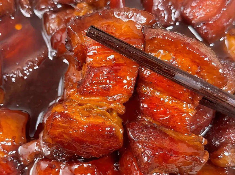 大厨教你红烧肉的家常做法，肥而不腻，入口即化，三碗饭不够吃