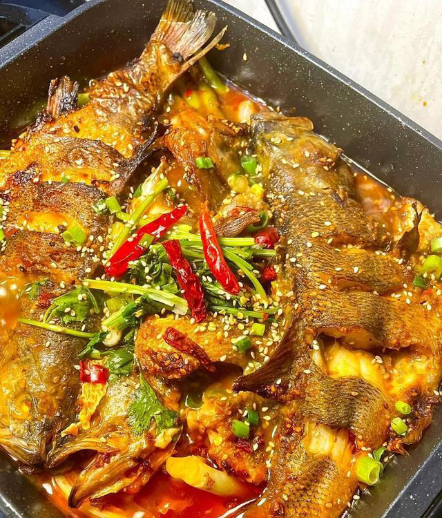 烤鱼在家这样做，比饭店还好吃，做法简单美味又健康，太解馋了