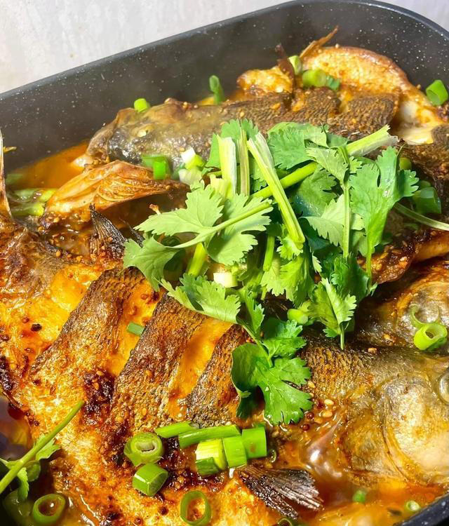烤鱼在家这样做，比饭店还好吃，做法简单美味又健康，太解馋了