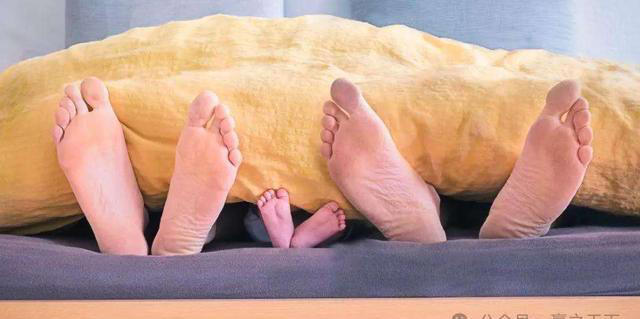 睡觉时把脚尽量露在外面，到底有什么作用？医生提醒：经常失眠与肝有关！