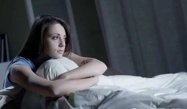 睡觉时把脚尽量露在外面，到底有什么作用？医生提醒：经常失眠与肝有关！