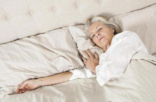 睡觉时把脚尽量露在外面，到底有什么作用？医生提醒：经常失眠与肝有关！