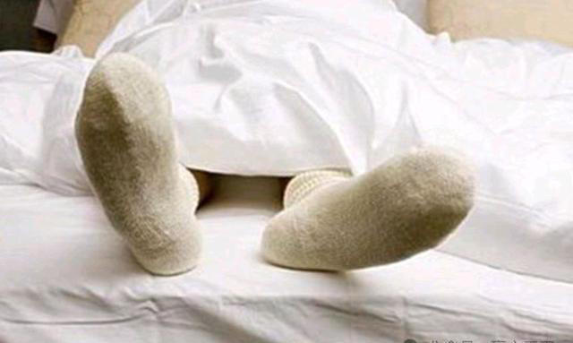 睡觉时把脚尽量露在外面，到底有什么作用？医生提醒：经常失眠与肝有关！