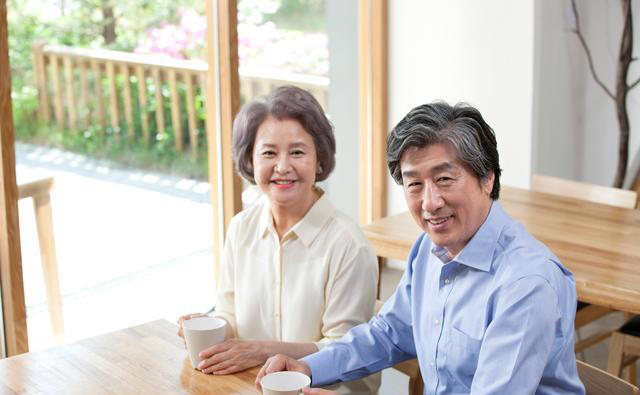 为什么有的人满脸老年斑，有的却干干净净？看完明白了