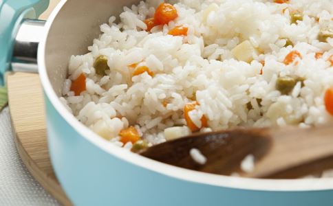 高中学生站着吃饭 站着吃饭的利与弊 站着吃饭好吗