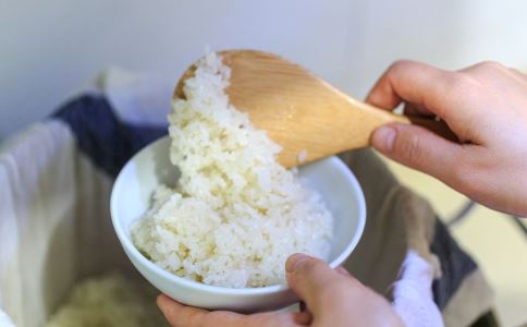 高中学生站着吃饭 站着吃饭的利与弊 站着吃饭好吗