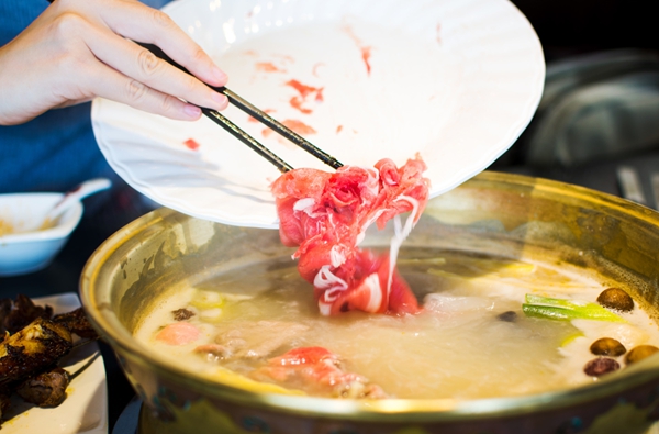 羊肉汤怎么炖好喝家常做法，滋补功效与适宜人群