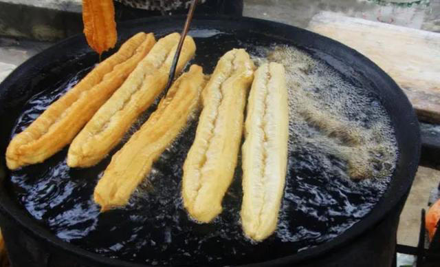 堪比“喝油”的4种主食，米饭馒头上不了榜，常吃肝变肥变硬，很多人还在天天吃！