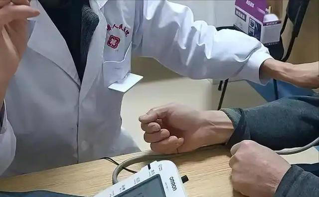 医生提醒：高血压没有这几个表现，该吃吃该喝喝，别自己吓自己