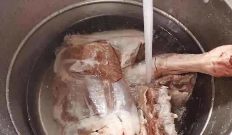炖羊肉，切记放“1白2黄”，羊肉鲜嫩软烂，汤浓味道鲜，没膻味