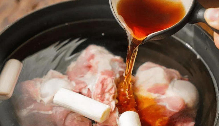 炖羊肉，切记放“1白2黄”，羊肉鲜嫩软烂，汤浓味道鲜，没膻味