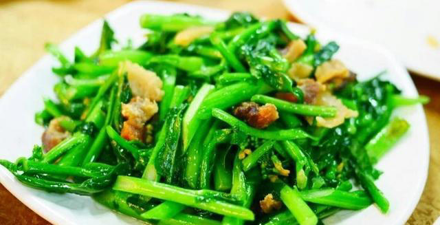 餐桌上的“定时炸弹”！五种隔夜菜，吃了或伤肝肾！