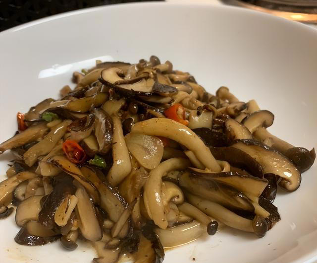 餐桌上的“定时炸弹”！五种隔夜菜，吃了或伤肝肾！