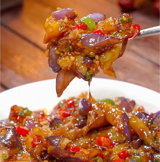 超级下饭的家常红烧茄子，简单好吃，上桌秒光！