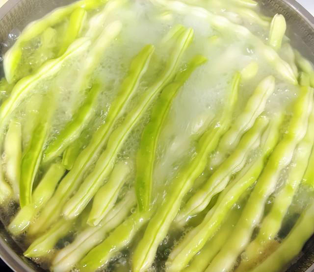 这4种蔬菜不焯水不能吃，家中有的，要么焯水要么扔！