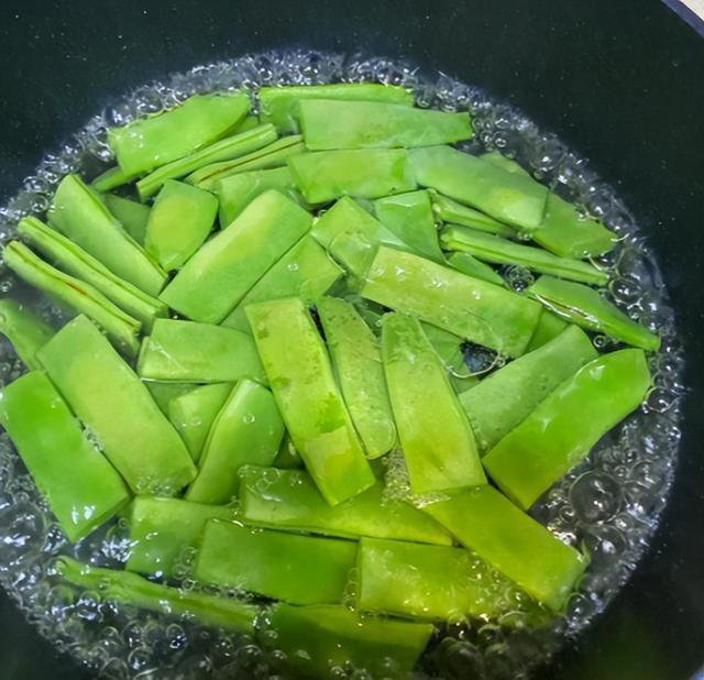这4种蔬菜不焯水不能吃，家中有的，要么焯水要么扔！