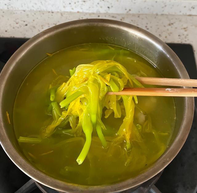 这4种蔬菜不焯水不能吃，家中有的，要么焯水要么扔！