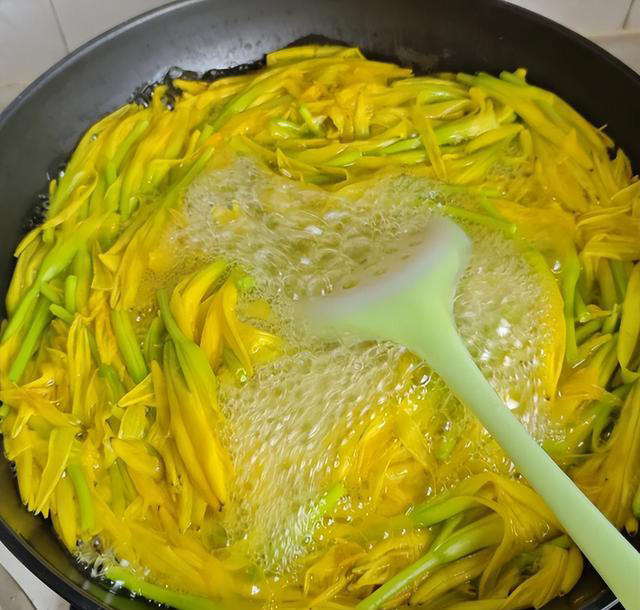这4种蔬菜不焯水不能吃，家中有的，要么焯水要么扔！
