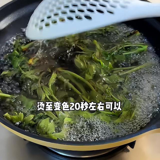 这4种蔬菜不焯水不能吃，家中有的，要么焯水要么扔！
