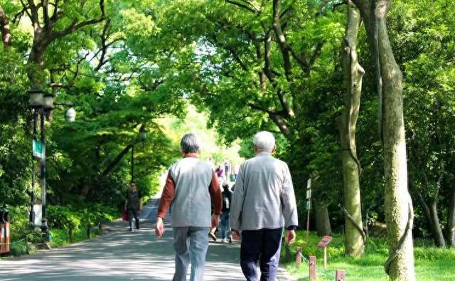 长期走路有利于健康吗？提醒：过了60岁的老人，建议做好3件事