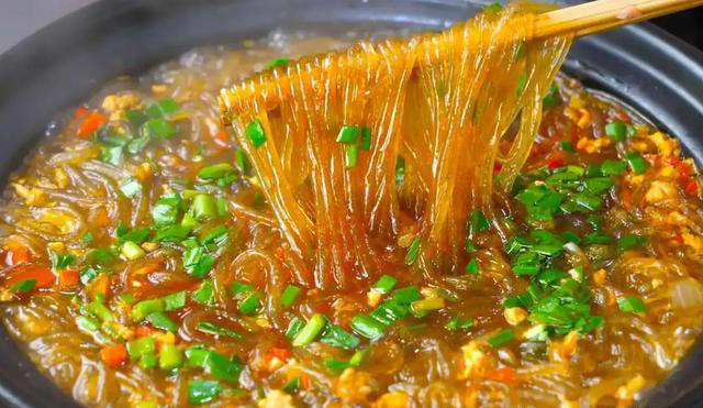 泡粉条，用冷水好还是热水好？教你一招，10分钟泡发，咋做都好吃