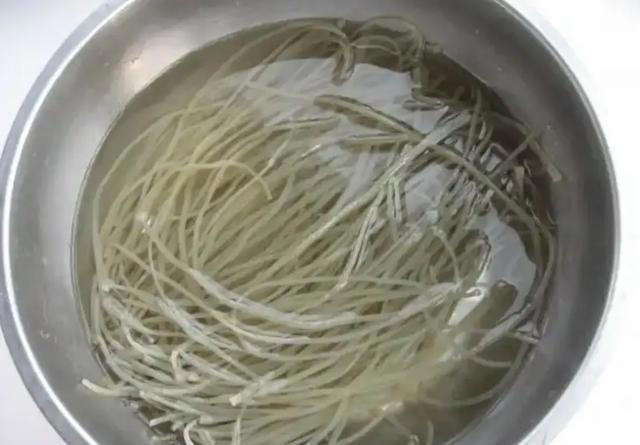 泡粉条，用冷水好还是热水好？教你一招，10分钟泡发，咋做都好吃