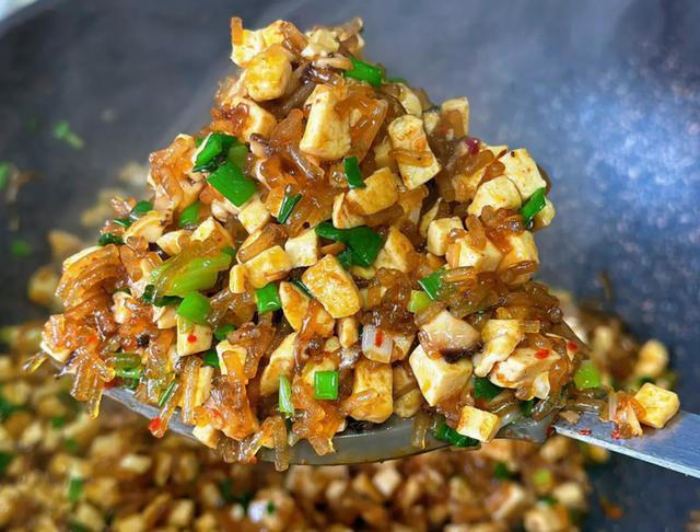 泡粉条，用冷水好还是热水好？教你一招，10分钟泡发，咋做都好吃
