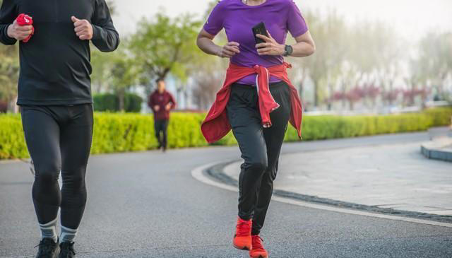 是早上跑步减肥快？还是晚上跑步减肥快？从3点来分析