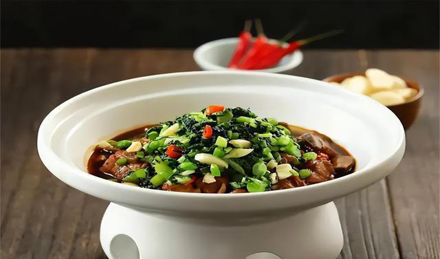 美食推荐：锅烧牛肉、乡亲腌菜烧排骨、瑶柱雪菜豆瓣酥制作方法